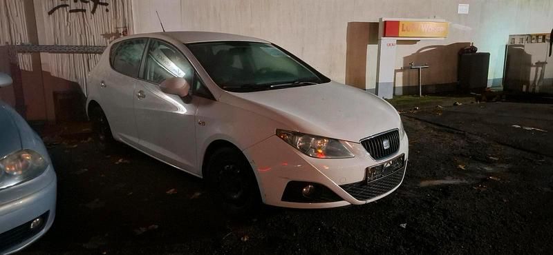 Weiß Gebraucht 2010 Seat Ibiza Limousine | 3.200 € (Fairer Preis) - Bild 1/4