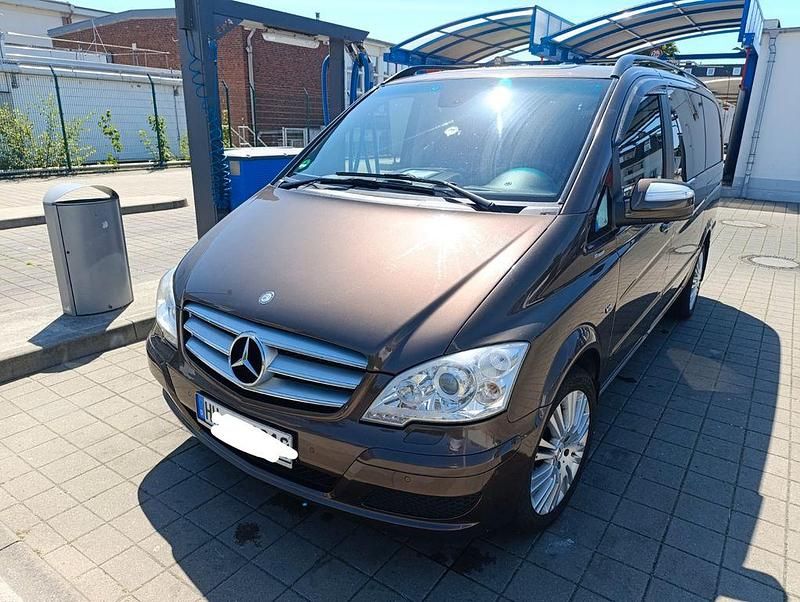 Braun Gebraucht 2012 Mercedes Viano Van / Kleinbus | 21.700 € (Teuer) - Bild 1/4