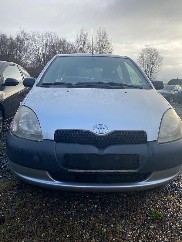 Grau Gebraucht 2001 Toyota Yaris Kleinwagen | 800 € (Guter Preis) - Bild 1/4