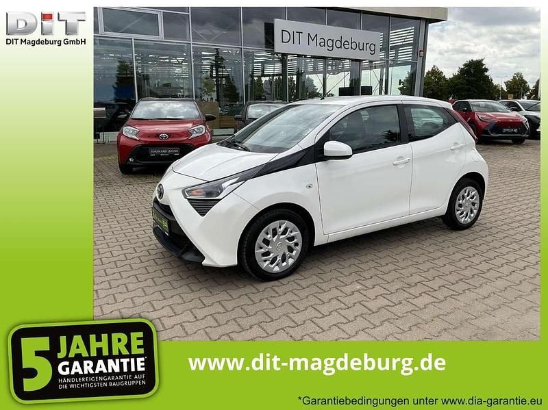Schneeweiß Gebraucht 2021 Toyota Aygo X-play Kleinwagen | 8.490 € (Fairer Preis) - Bild 1/4
