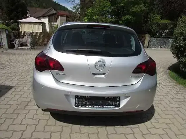 Używany Opel Astra Edition 101 KM (74 kW) 2011 Srebrny Sedan/Limuzyna