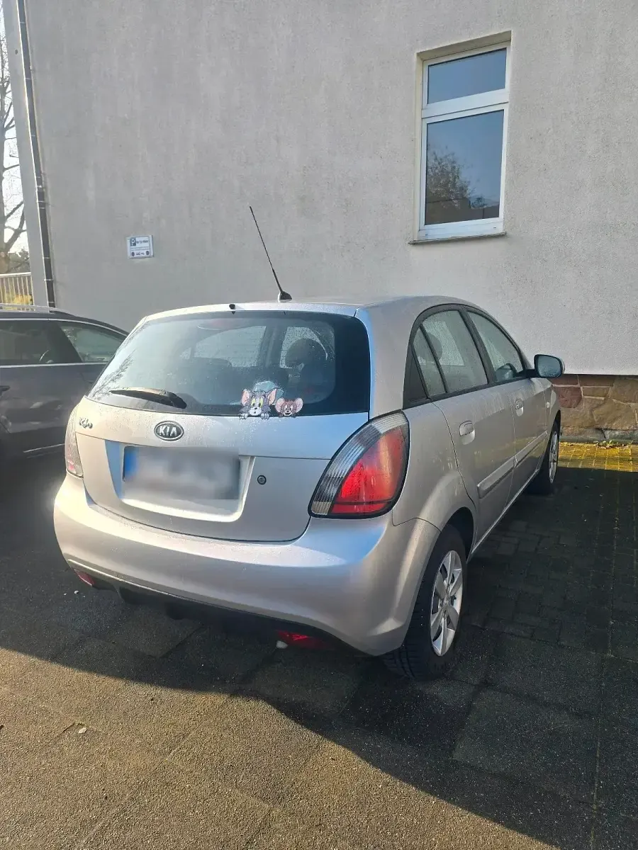 Usata Kia Rio 97 CV (71 kW) 2009 Argento Berlina