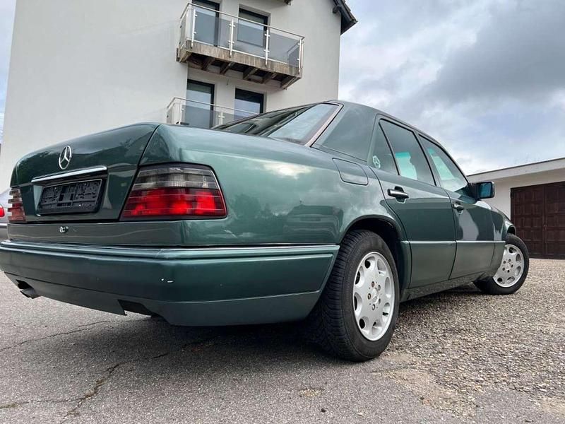 Używany Mercedes E300 147 KM (108 kW) 1990 Zielony Sedan/Limuzyna
