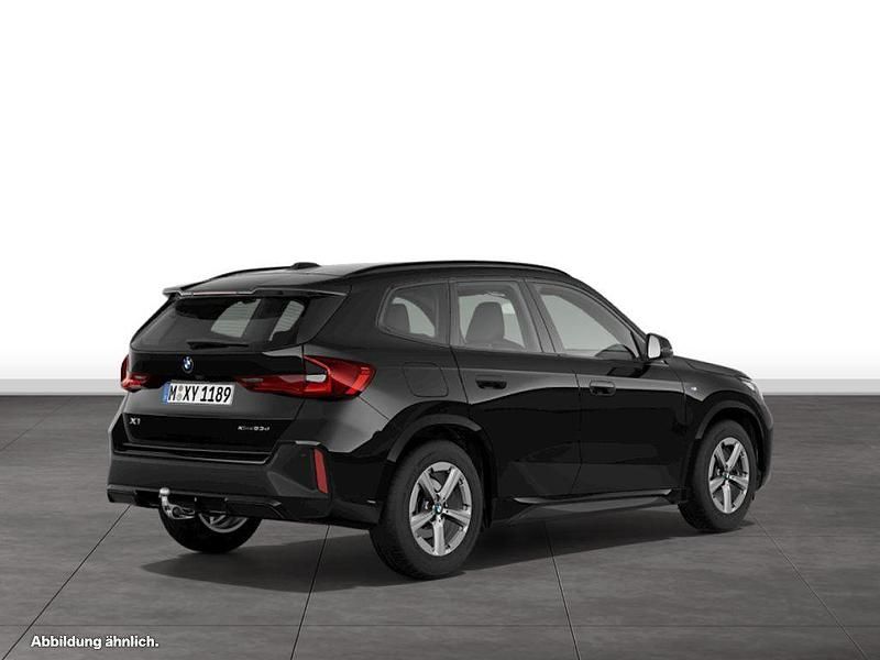Black sapphire metallic Gebraucht 2025 BMW X1 Comfort Edition SUV | 49.684 € (Fairer Preis) - Bild 1/1