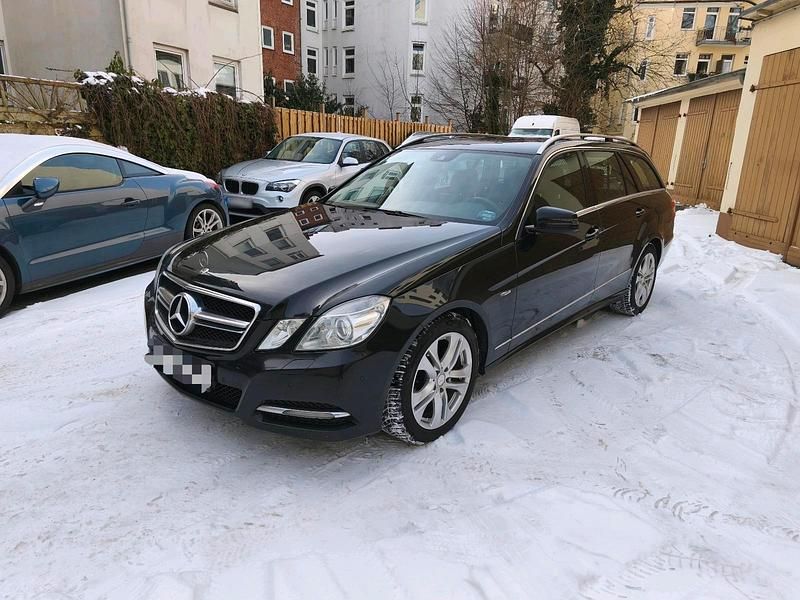 Gebraucht Mercedes E220 Avantgarde 170 PS (125 kW) 2011 Schwarz Kombi