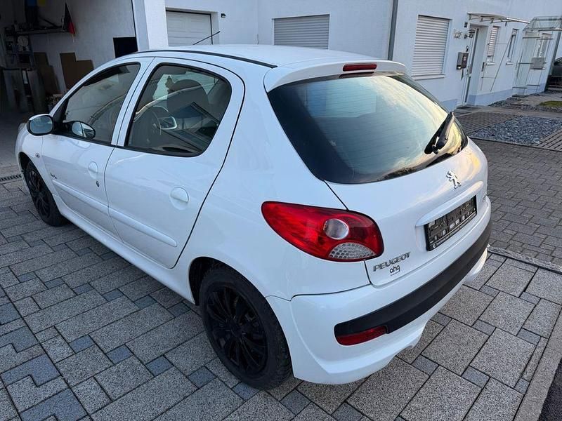 Gebraucht Peugeot 206 73 PS (53 kW) 2011 Silber Limousine