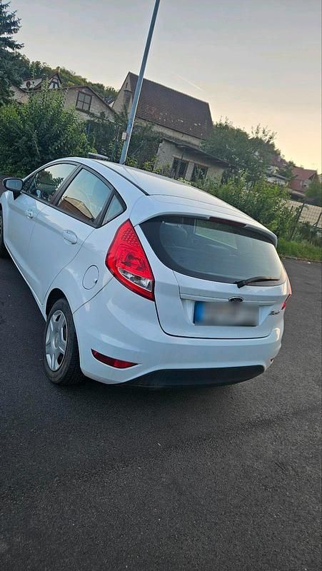 Gebraucht Ford Fiesta 84 PS (61 kW) 2012 Weiß Kleinwagen
