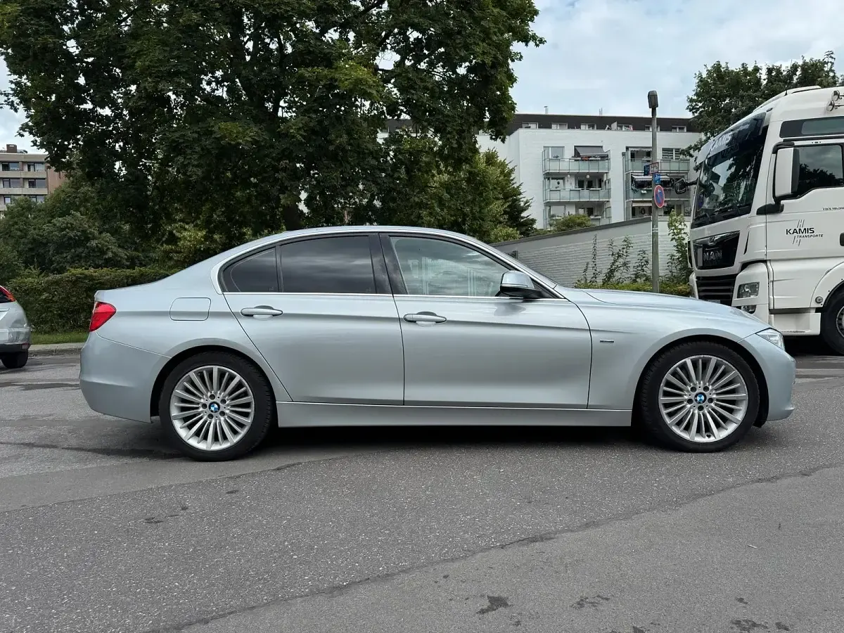 Gebraucht BMW 330 Luxury Line 258 PS (189 kW) 2013 Silber Limousine