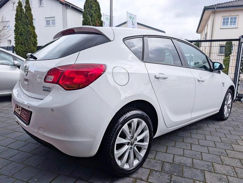Gebraucht Opel Astra 140 PS (102 kW) 2012 Weiß Limousine