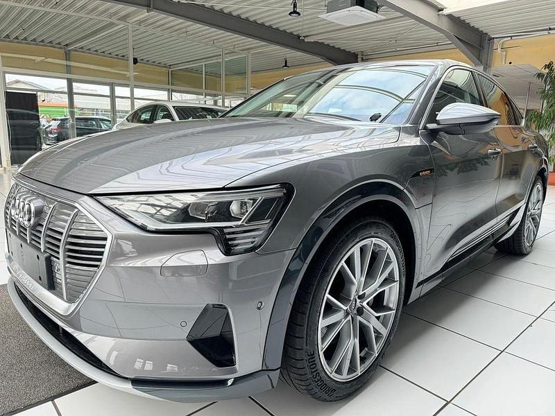 Grau Gebraucht 2023 Audi e-tron Sportback Sport SUV | 31.590 € (Superpreis) - Bild 1/4
