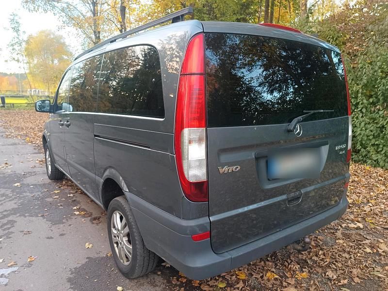 Grau Gebraucht 2011 Mercedes Vito Van / Kleinbus | 7.990 € (Fairer Preis) - Bild 1/4