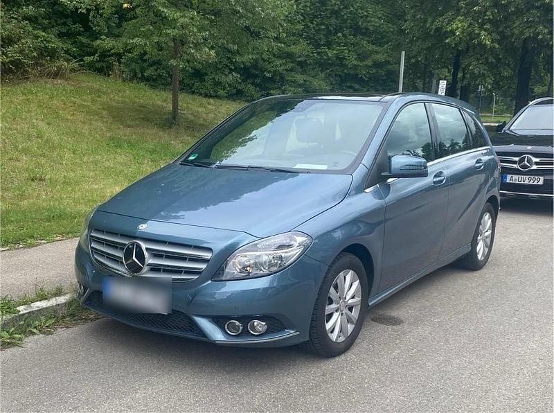 Blau Gebraucht 2014 Mercedes B180 Urban Van / Kleinbus | 14.000 € (Guter Preis) - Bild 1/4