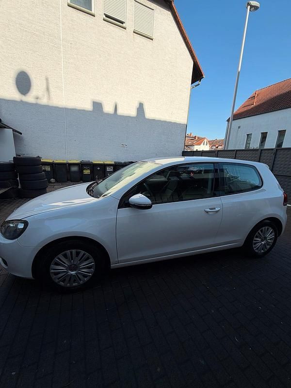 Gebraucht VW Golf VI 86 PS (63 kW) 2011 Weiß Kleinwagen