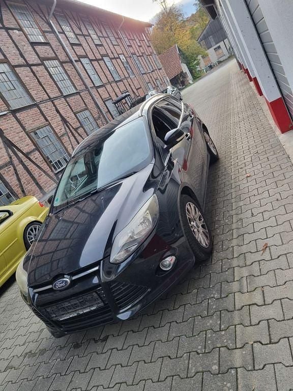 Blau Gebraucht 2011 Ford Focus Titanium Limousine | 2.890 € (Superpreis) - Bild 1/4