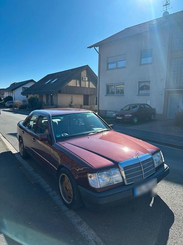 Second-hand Mercedes E230 132 CP (97 kW) 1992 Roșu Berlinǎ