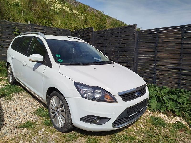 Używany Ford Focus Titanium 136 KM (100 kW) 2009 Biały Sedan/Limuzyna