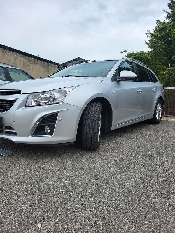 Grau Gebraucht 2013 Chevrolet Cruze Kombi | 5.450 € (Etwas zu teuer) - Bild 1/4