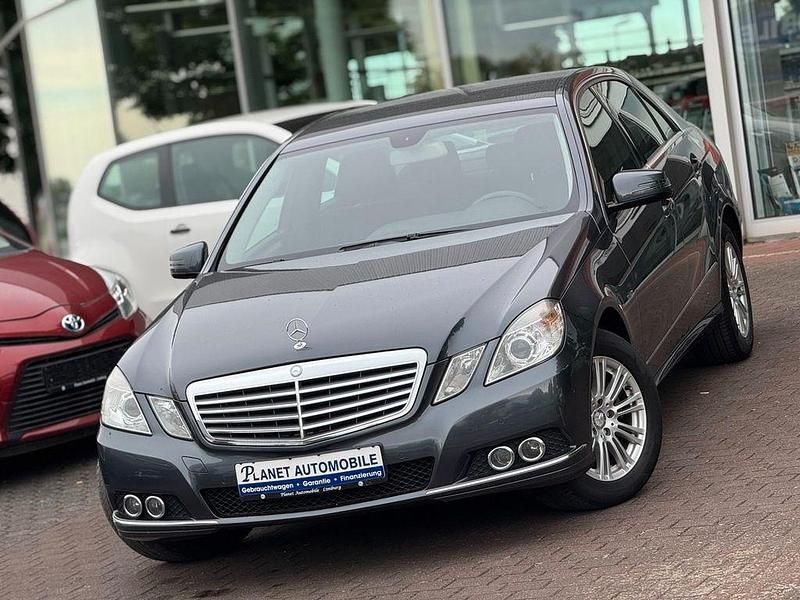 Grau Gebraucht 2011 Mercedes E200 Limousine | 9.990 € (Fairer Preis) - Bild 1/4