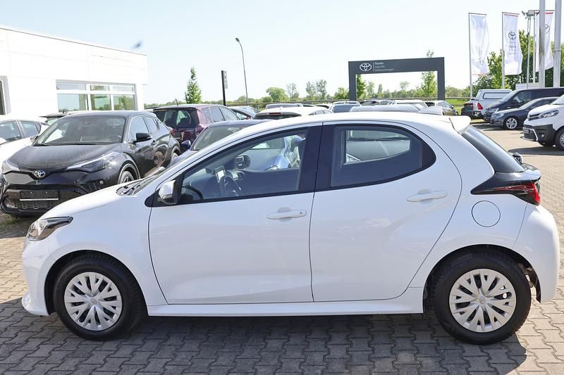 Gebraucht Toyota Yaris Basis 72 PS (52 kW) 2022 Weiß Limousine