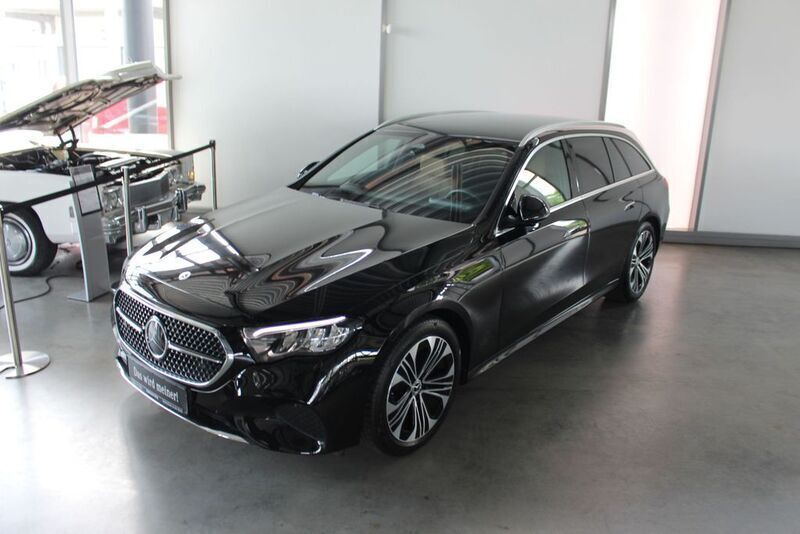 Schwarz , metalliclack obsidianschwarz Gebraucht 2024 Mercedes E220 Avantgarde Limousine | 54.790 € (Etwas zu teuer) - Bild 1/4