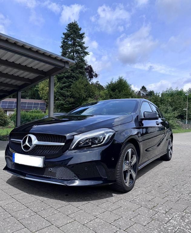 Schwarz Gebraucht 2018 Mercedes A180 Edition Limousine | 16.900 € (Fairer Preis) - Bild 1/4