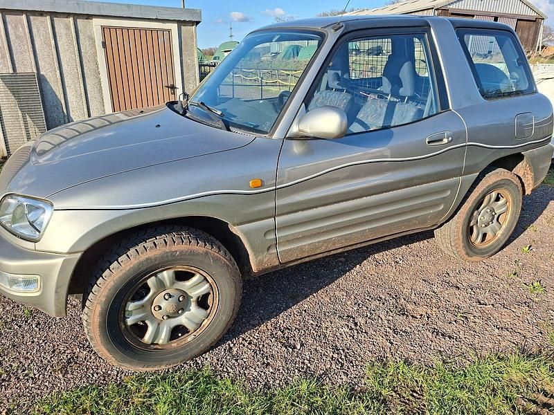 Second-hand Toyota RAV4 128 CP (94 kW) 2000 Gri SUV
