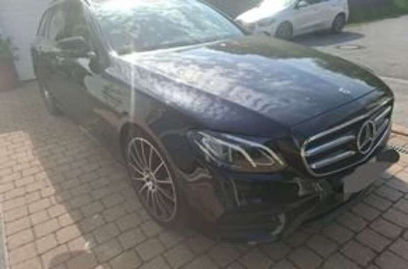 Schwarz Gebraucht 2018 Mercedes E200 AMG line Kombi | 26.900 € (Superpreis) - Bild 1/4