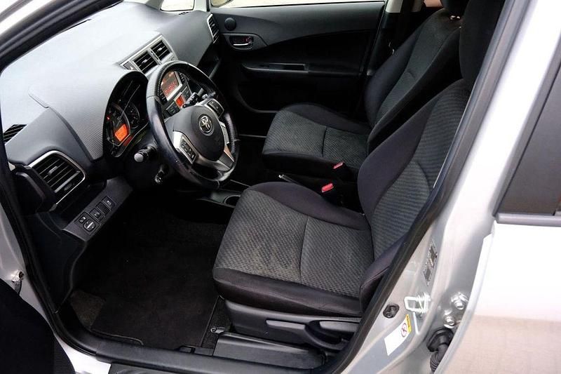 Gebraucht Toyota Verso-S 99 PS (72 kW) 2012 Grau Van / Kleinbus