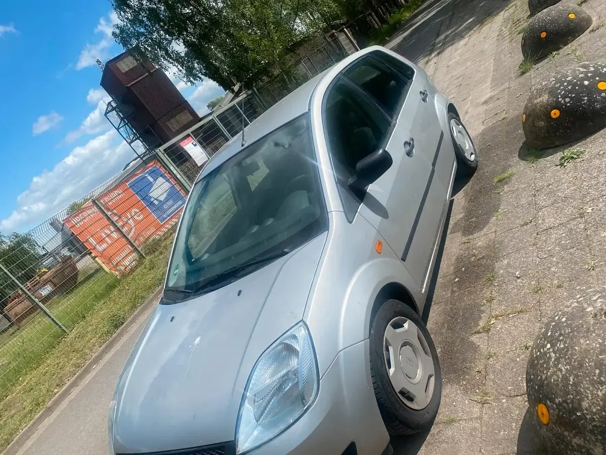 Gebraucht Ford Fiesta 69 PS (50 kW) 2005 Grau Kleinwagen