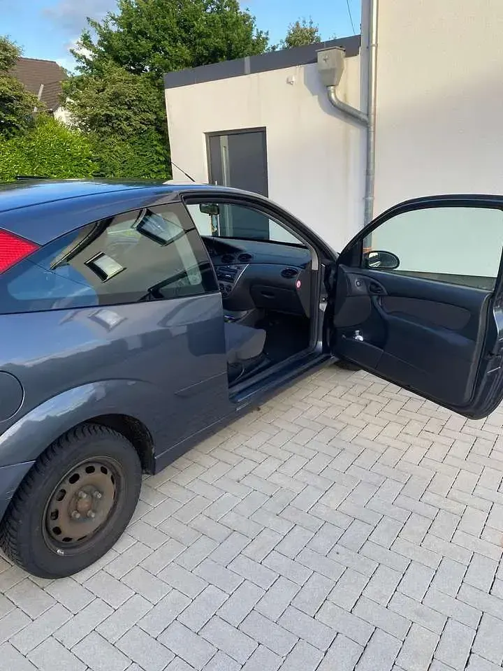 Gebraucht Ford Focus Ambiente 101 PS (74 kW) 2004 Grau Coupé