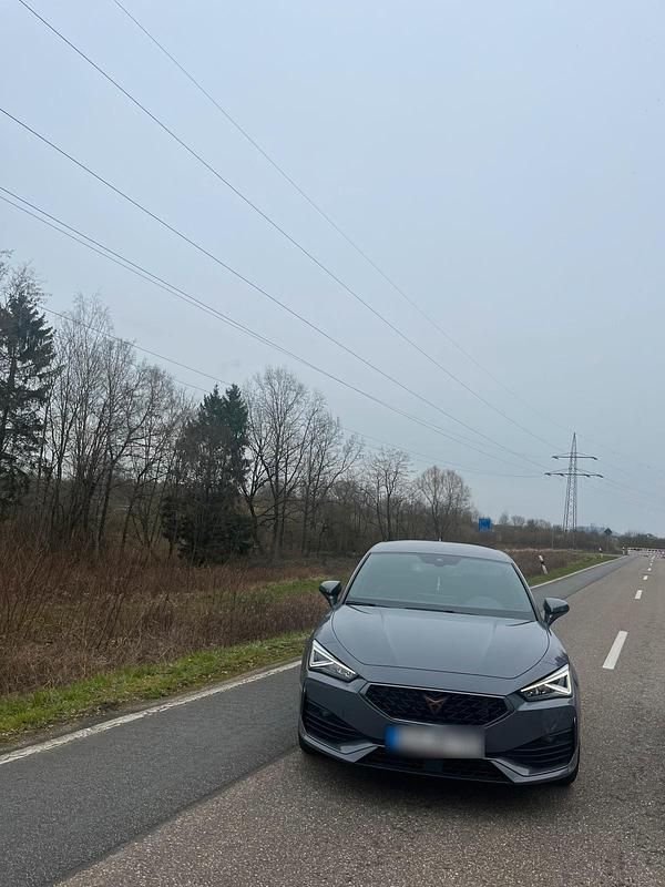 Używany Cupra Leon 150 KM (110 kW) 2023 Szary Sedan/Limuzyna
