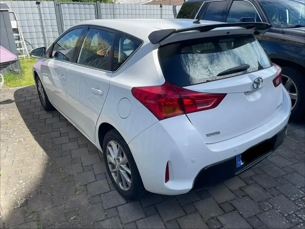 Gebraucht Toyota Auris 132 PS (97 kW) 2014 Weiß Limousine