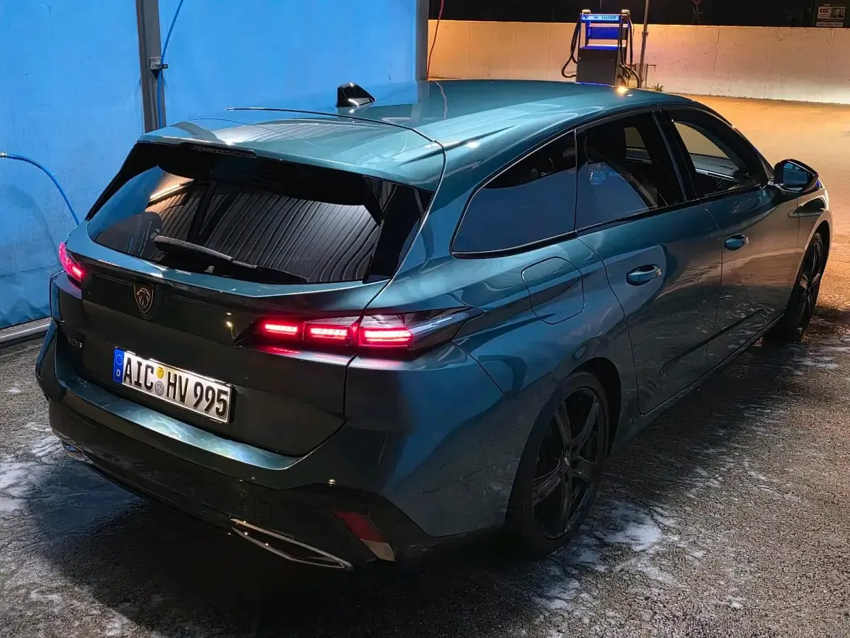 Gebraucht Peugeot 308 Allure 131 PS (96 kW) 2022 Grün Kombi