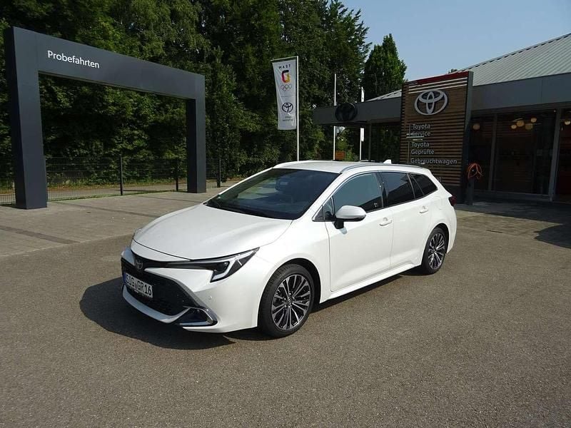 Platinum white pearl mc. Neu 2025 Toyota Corolla Hybrid Kombi | 33.800 € (Superpreis) - Bild 1/4