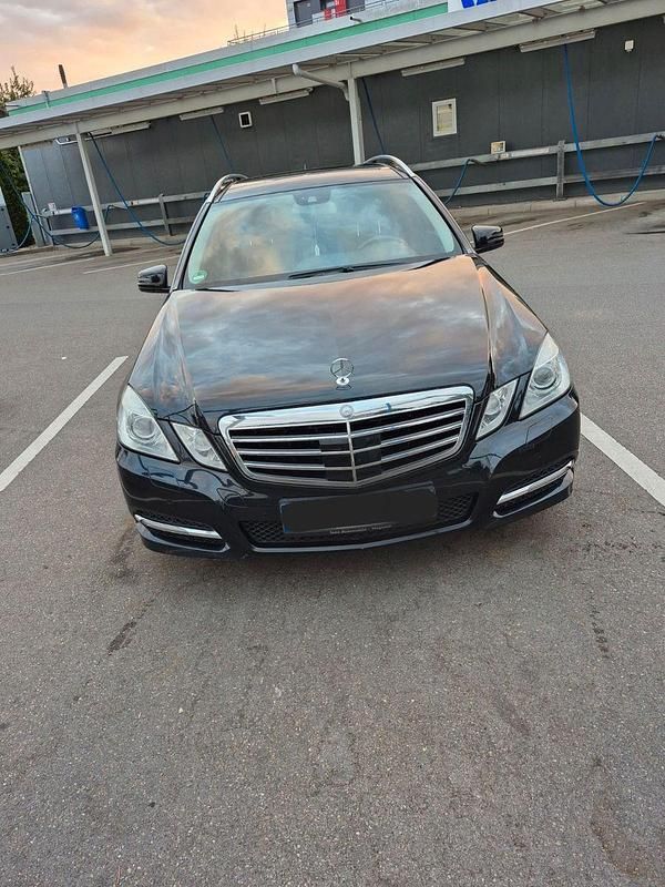 Schwarz Gebraucht 2011 Mercedes E350 Avantgarde Kombi | 10.600 € (Fairer Preis) - Bild 1/4