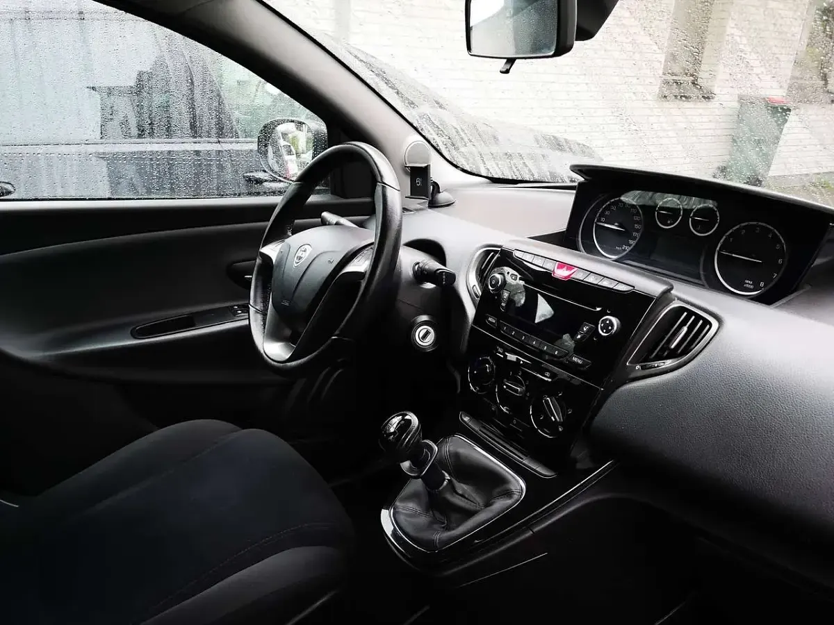 Gebraucht Lancia Ypsilon Gold 69 PS (50 kW) 2013 Schwarz Kleinwagen