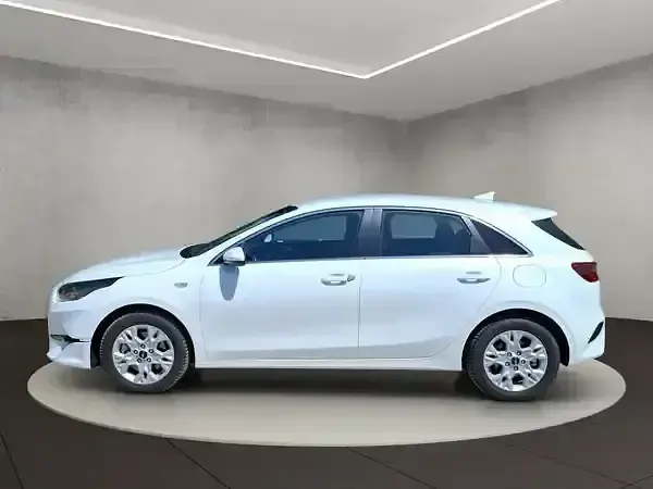 Gebraucht Kia Ceed 140 PS (102 kW) 2025 Deluxe white Kleinwagen