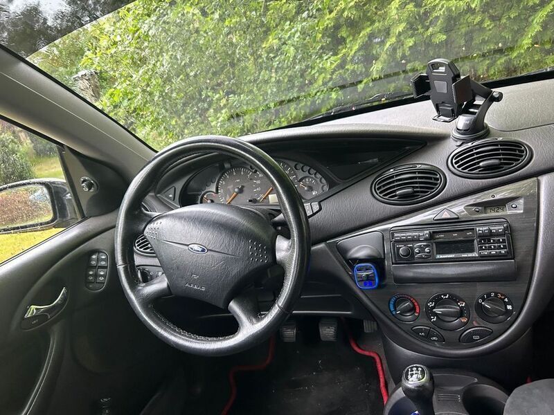 Silber Gebraucht 2001 Ford Focus Ghia Limousine | 1.250 € (Guter Preis) - Bild 1/4