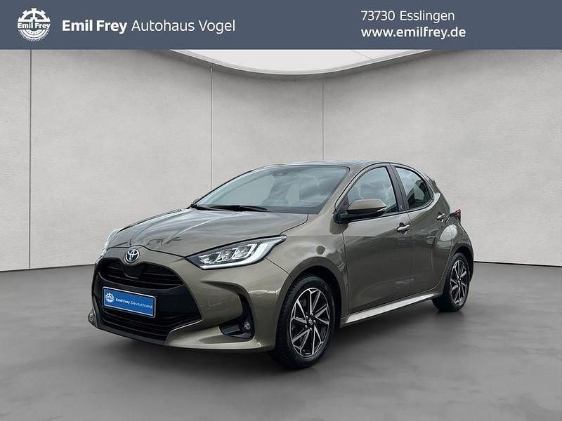 Manganbronze metallic Gebraucht 2022 Toyota Yaris Hybrid Basis Limousine | 18.940 € (Fairer Preis) - Bild 1/4