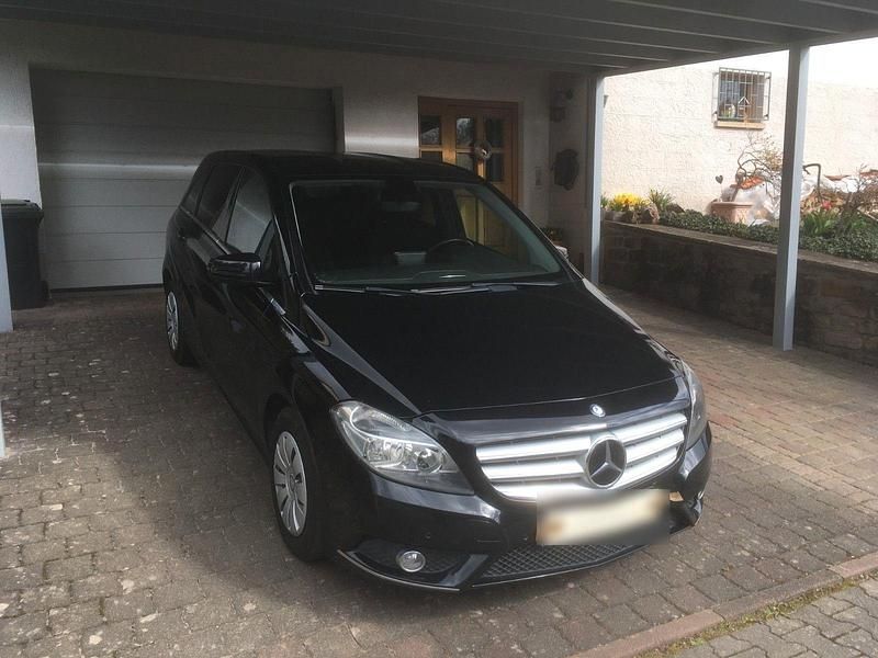 Gebraucht Mercedes B180 122 PS (89 kW) 2012 Schwarz Van / Kleinbus