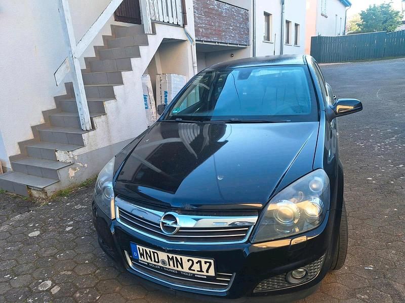 Second-hand Opel Astra 116 CP (85 kW) 2009 Negru Berlinǎ