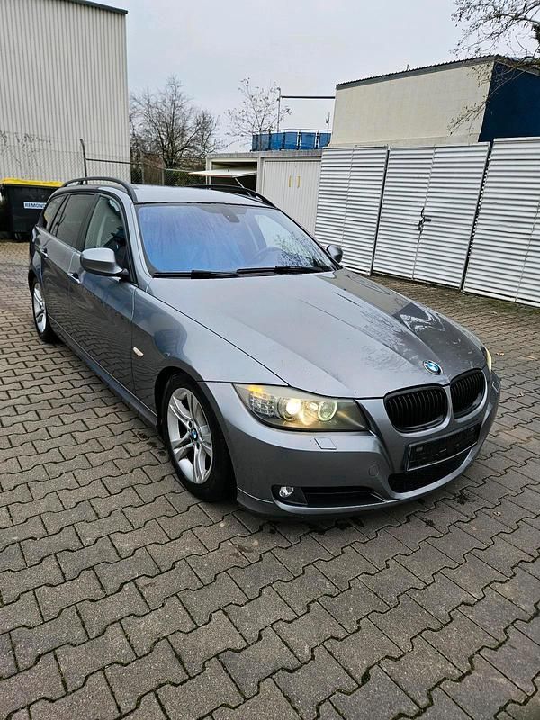 Grau Gebraucht 2009 BMW 320 Kombi | 4.299 € (Guter Preis) - Bild 1/4