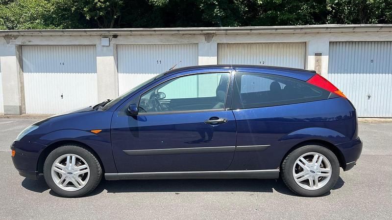 Usado Ford Focus 75 HP (55 kW) 2000 Azul Citadino