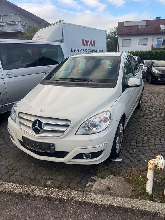 Weiß Gebraucht 2010 Mercedes B200 Van / Kleinbus | 2.699 € (Guter Preis) - Bild 1/4