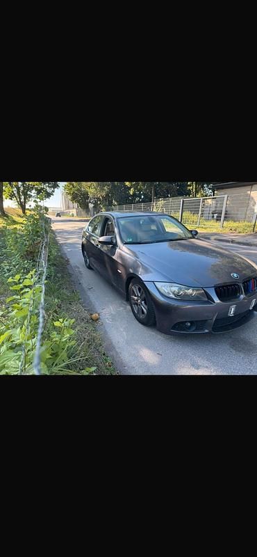 Grau Gebraucht 2005 BMW 325 Limousine | 2.899 € - Bild 1/4