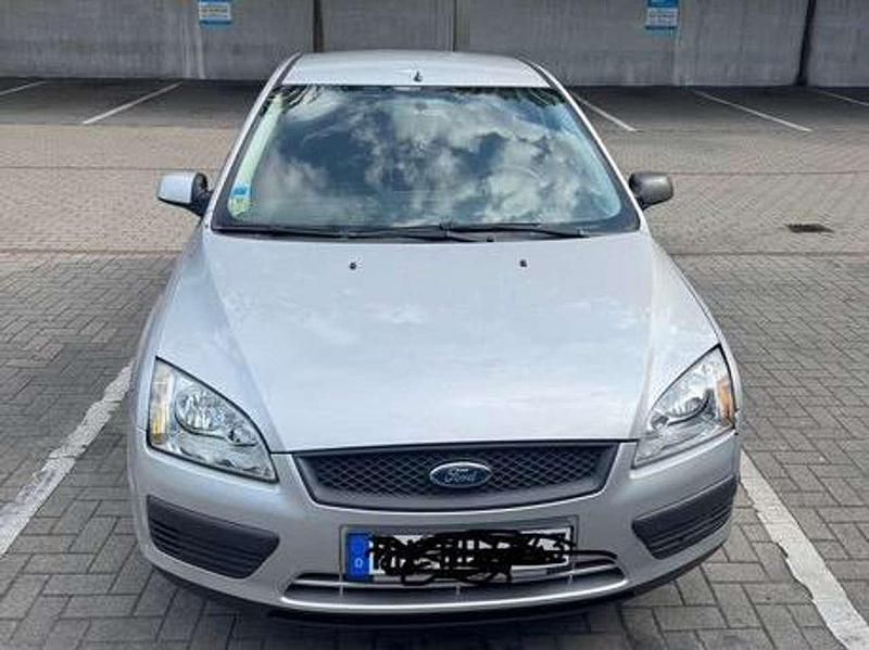 Silber Gebraucht 2005 Ford Focus Trend Limousine | 2.800 € (Guter Preis) - Bild 1/4
