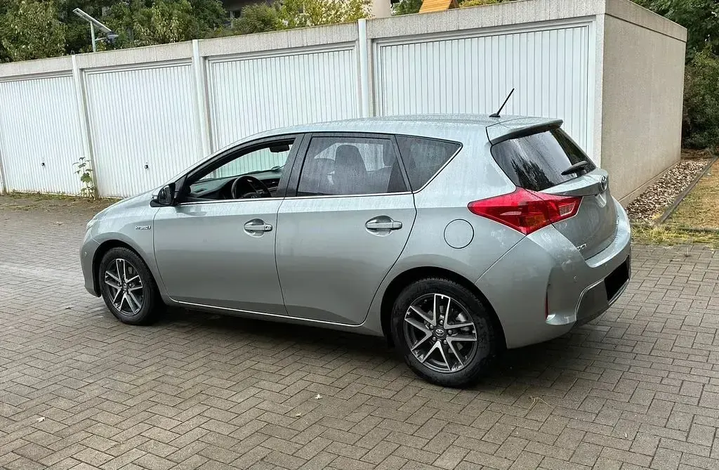 Gebraucht Toyota Auris Executive 136 PS (100 kW) 2015 Silber Limousine