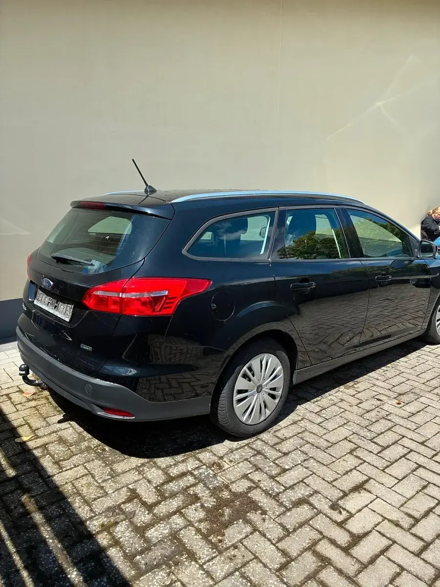 Gebraucht Ford Focus 101 PS (74 kW) 2017 Schwarz Kombi