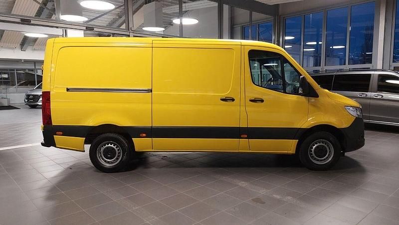 Gebraucht Mercedes Sprinter 163 PS (119 kW) 2021 Verkehrsgelb "89" Van