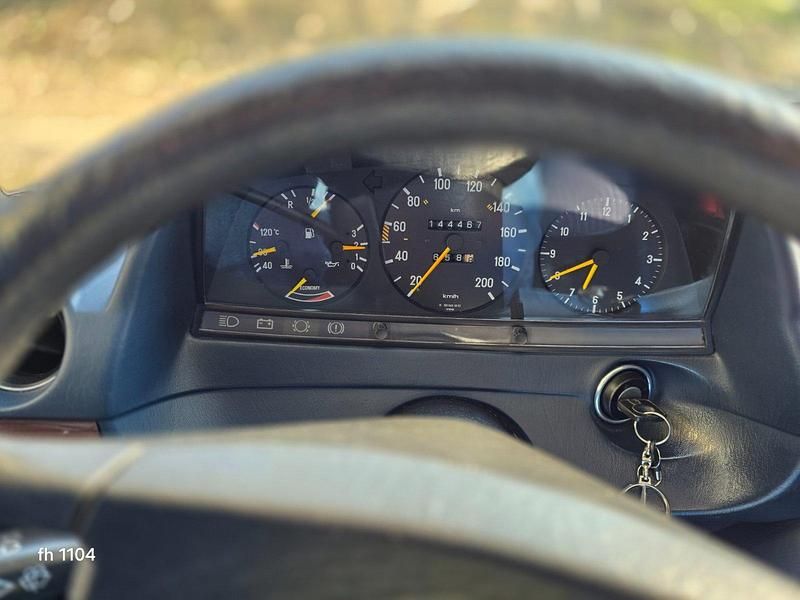 Gebraucht Mercedes E230 136 PS (100 kW) 1984 Blau Limousine